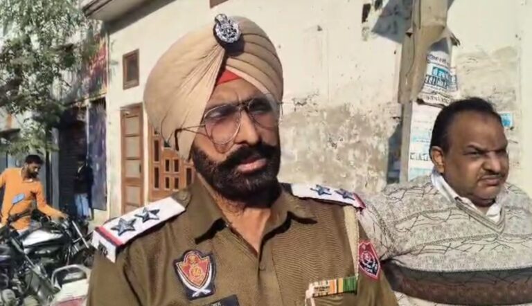 ਜਲਾਲਾਬਾਦ ਪੁਲਿਸ ਦਾ ਮਨਚਲਿਆਂ ਖਿਲਾਫ਼ ਐਕਸ਼ਨ; ਸਮਾਜ ਸੇਵੀਆਂ ਦਾ ਮਦਦ ਨਾਲ ਸਕੂਲਾਂ ਮੂਹਰੇ ਐਕਸ਼ਨ; ਮਨਚਲਿਆਂ ਨੂੰ ਕਾਬੂ ਕਰ ਕੇ ਕੀਤਾ ਪੁਲਿਸ ਹਵਾਲੇ