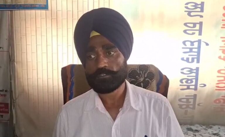 ਮੁਕਤਸਰ ਸਿਵਲ ਸਰਜਨ ਦਫਤਰ ਦੀ ਲਾਪ੍ਰਵਾਹੀ; ਦਫਤਰ ਨੂੰ ਜਿੰਦਰਾ ਮਾਰ ਪਾਰਟੀ ਕਰ ਰਹੇ ਮੁਲਾਜ਼ਮ; ਲੋਕਾਂ ਦੇ ਕੰਮ ਲਈ ਉਡੀਕ ਦੀਆਂ ਤਸਵੀਰਾਂ ਵਾਇਰਲ