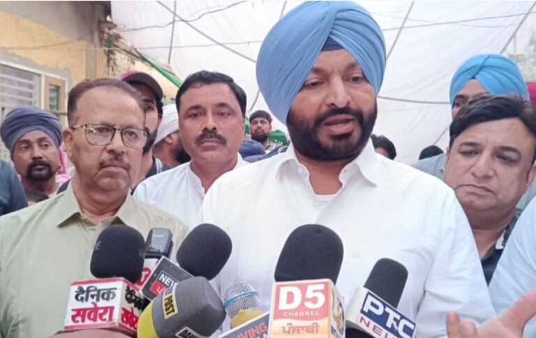 ਸਮਰਾਲਾ ’ਚ ਪੀੜਤ ਪਰਿਵਾਰ ਨੂੰ ਮਿਲੇ ਰਵਨੀਤ ਬਿੱਟੂ; ਕਬੱਡੀ ਖਿਡਾਰੀ ਦੇ ਦਾਦੇ ਦੇ ਕਤਲ ’ਤੇ ਪ੍ਰਗਟਾਇਆ ਦੁੱਖ; ਪਰਿਵਾਰ ਦੁੱਖ ਸਾਂਝਾ ਕਰਦਿਆਂ ਘੇਰੀ ਪੰਜਾਬ ਸਰਕਾਰ