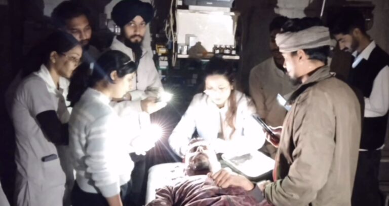 ਮੋਗਾ ਦੇ ਸਰਕਾਰੀ ਹਸਪਤਾਲ ਅਚਾਨਕ ਬਿਜਲੀ ਗੁੱਲ; ਮੋਬਾਈਲ ਦੀ ਲਾਈਟ ਦੀ ਵਰਤੋਂ ਕਰ ਕੇ ਲਾਏ ਟਾਂਕੇ