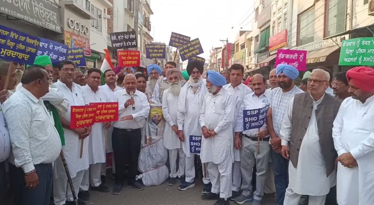 ਮਾਨਸਾ ’ਚ ਨਸ਼ੇ ਤੇ ਅਮਨ ਕਾਨੂੰਨ ਲੈ ਕੇ ਪ੍ਰਦਰਸ਼ਨ; ਬਾਰਾ ਹੱਟਾਂ ਚੌਂਕ ’ਚ ਫੂਕੀ ਪੰਜਾਬ ਸਰਕਾਰ ਦੀ ਅਰਥੀ; ਧਰਮਵੀਰ ਗਾਂਧੀ ਤੇ ਬਲਕੌਰ ਸਿੰਘ ਨੇ ਕੀਤੀ ਸ਼ਿਰਕਤ