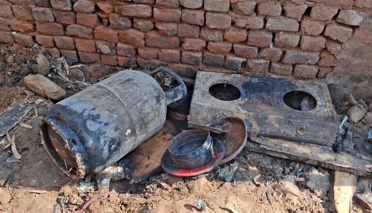 ਫਰੀਦਕੋਟ ’ਚ ਗਰੀਬ ਪਰਿਵਾਰ ਦੇ ਘਰ ਨੂੰ ਅੱਗ; ਘਰ ਦਾ ਸਾਰਾ ਸਾਮਾਨ ਸੜ ਕੇ ਹੋਇਆ ਸੁਆਹ; ਪੀੜਤ ਪਰਿਵਾਰ ਵੱਲੋਂ ਮਦਦ ਲਈ ਗੁਹਾਰ