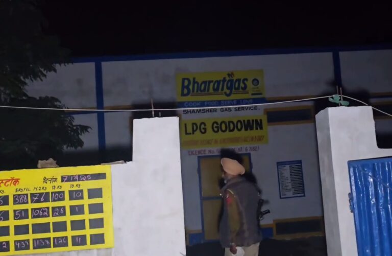 ਨਾਭਾ ’ਚ ਗੈਸ ਏਜੰਸੀ ਨੇੜੇ ਸਿਲੰਡਰ ਧਮਾਕਾ; ਅੱਗ ਨਾਲ ਝੁਲਸੇ 4 ਲੋਕ ਹਸਪਤਾਲ ’ਚ ਦਾਖਲ