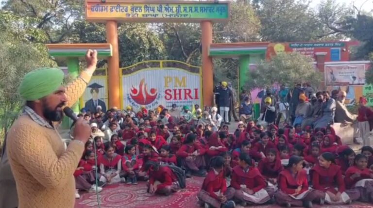 ਮਾਨਸਾ ’ਚ ਲੋਕਾਂ ਨੇ ਸਕੂਲ ਨੂੰ ਲਾਇਆ ਤਾਲਾ; ਪ੍ਰਿੰਸੀਪਲ ਦੀ ਬਦਲੀ ਕਰਵਾਉਣ ਦੀ ਕਰ ਰਹੇ ਮੰਗ