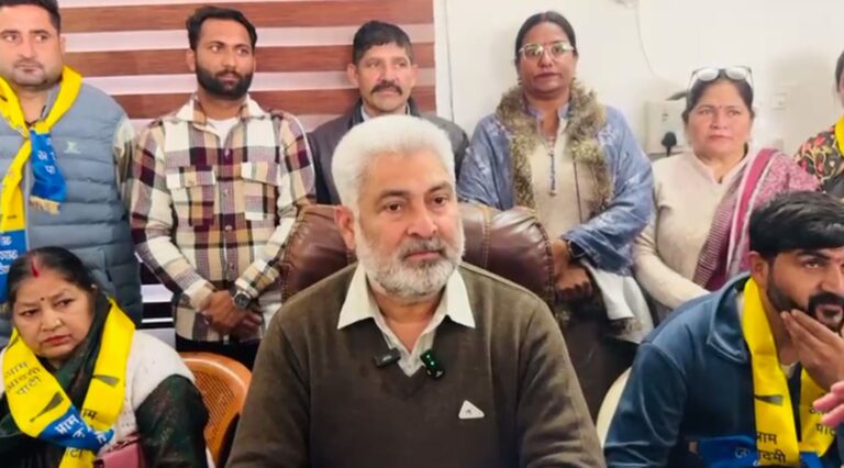 ਪਠਾਨਕੋਟ ’ਚ ਕਾਂਗਰਸ ਤੇ ਭਾਜਪਾ ਨੂੰ ਲੱਗਿਆ ਝਟਕਾ; ਹਲਕਾ ਭੋਆ ਦੇ ਦਰਜਨਾਂ ਪਰਿਵਾਰ ਆਪ ’ਚ ਸ਼ਾਮਲ; ਮੰਤਰੀ ਕਟਾਰੂਚੱਕ ਦੀ ਅਗਵਾਈ ਹੇਠ ਫੜਿਆ ਪੱਲਾ