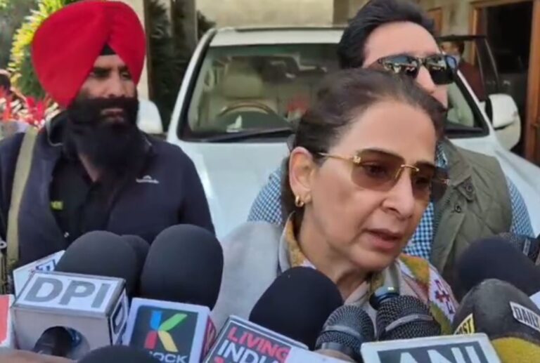 ਨਵਜੋਤ ਕੌਰ ਸਿੱਧੂ ਦਾ ਆਪਣੇ ਬਿਆਨ ਬਾਰੇ ਸਪੱਸ਼ਟੀਕਰਨ; ਸੁਖਜਿੰਦਰ ਰੰਧਾਵਾਂ ਵੱਲ ਮੁੜ ਸਾਧੇ ਤਿੱਖੇ ਨਿਸ਼ਾਨੇ; ਕਿਹਾ, ਘਰਵਾਲੀ ਨੂੰ ਤਾਂ ਜਿਤਾ ਨਹੀਂ ਸਕੇ ਸੁਖਜਿੰਦਰ ਰੰਧਾਵਾ