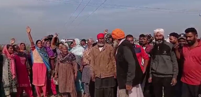 ਫਤਹਿਗੜ੍ਹ ਚੂੜੀਆਂ ’ਚ ਮਸੀਹੀ ਭਾਈਚਾਰੇ ਦਾ ਪ੍ਰਦਰਸ਼ਨ; ਕਬਰਸਥਾਨ ਦੀ ਥਾਂ ਕੂੜਾ ਡੰਪ ਬਣਾਉਣ ਦੇ ਇਲਜ਼ਾਮ; ਸਰਪੰਚ ਨੇ ਦੋਸ਼ ਨਕਾਰੇ, ਬਿਨਾਂ ਵਜ੍ਹਾ ਪੈ ਰਿਹਾ ਰੌਲਾ