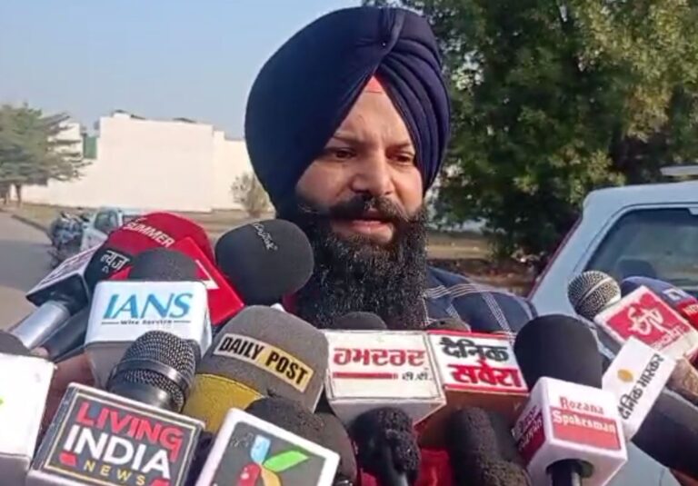 ਅੰਮ੍ਰਿਤਸਰ ’ਚ ਸਿੱਧੂ ਸਮਰਥਕਾਂ ਦੀ ਮੀਟਿੰਗ;  ਮਿੱਠੂ ਮਦਾਨ ਦੇ ਇਲਜ਼ਾਮਾਂ ਨੂੰ ਦੱਸਿਆ ਕੋਰਾ ਝੂਠ; ਹਾਈ ਕਮਾਡ ਤੋਂ ਗਲਤ-ਬਿਆਨੀ ਰੋਕਣ ਦੀ ਮੰਗ