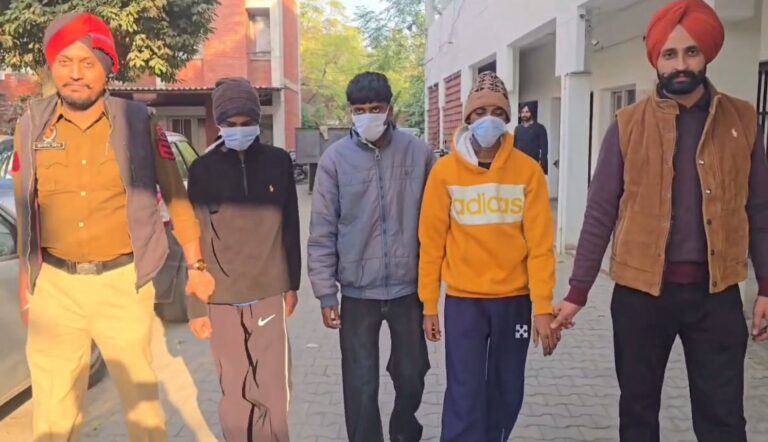 ਨਾਭਾ ’ਚ ਲੋਕਾਂ ਹੱਥੇ ਚੜ੍ਹੇ ਤਿੰਨ ਲੁਟੇਰੇ; ਲੋਕਾਂ ਨੇ ਕੁਟਾਪੇ ਬਾਅਦ ਕੀਤੇ ਪੁਲਿਸ ਹਵਾਲੇ; ਰਾਹਗੀਰ ਨੂੰ ਘੇਰ ਕੇ ਲੁੱਟਣ ਦੀ ਕੋਸ਼ਿਸ਼