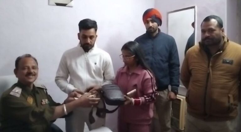 ਅੰਮ੍ਰਿਤਸਰ ਪੁਲਿਸ ਨੇ ਮੋੜਿਆ ਯਾਤਰੀ ਦਾ ਬੈਗ; ਆਟੋ ਰਿਕਸ਼ਾ ’ਚ ਰਹਿ ਗਿਆ ਸੀ ਬੈਗ; ਪੁਲਿਸ ਨੇ ਬਰਾਮਦ ਕਰ ਕੇ ਕੀਤਾ ਮਾਲਕ ਹਵਾਲੇ