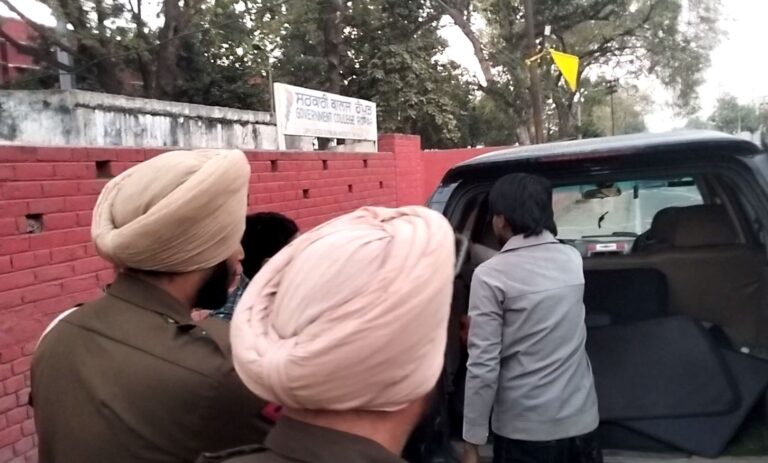 ਰੋਪੜ ਪੁਲਿਸ ਦੀ ਮੋਡੀਫਾਈ ਵਾਹਨਾਂ ਖਿਲਾਫ਼ ਕਾਰਵਾਈ; ਬੁਲਿਟ ਮੋਟਰ ਸਾਇਕਲ ਤੇ ਗੱਡੀਆਂ ਦੇ ਕੱਟੇ ਚਲਾਨ