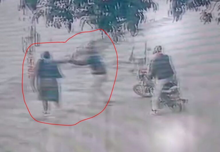 ਗੁਰਦਾਸਪੁਰ ’ਚ ਰਾਹ ਜਾਂਦੀ ਔਰਤ ਨਾਲ ਖੋਹ/ ਪਰਸ ਖੋਹ ਕੇ ਫਰਾਰ ਹੋਏ ਲੁਟੇਰੇ/ ਘਟਨਾ ਸੀਸੀਟੀਵੀ ’ਚ ਕੈਦ