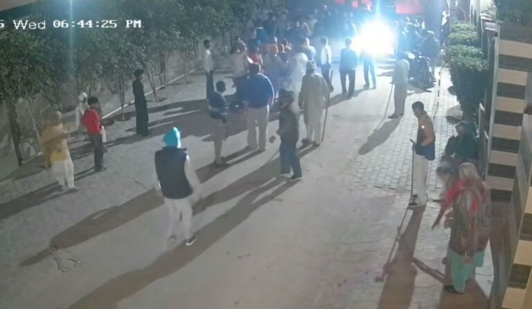 ਮੁਕਤਸਰ ’ਚ ਅਕਾਲੀ ਤੇ ਆਪ ਵਰਕਰਾਂ ਵਿਚਾਲੇ ਝੜਪ/ ਸੀਸੀਟੀਵੀ ਕੈਮਰੇ ’ਚ ਕੈਦ ਹੋਈ ਘਟਨਾ/ ਆਮ ਪਾਰਟੀ ਦੇ ਸਮਰਥਕਾਂ ਦੇ ਵੱਜੀਆਂ ਸੱਟਾਂ