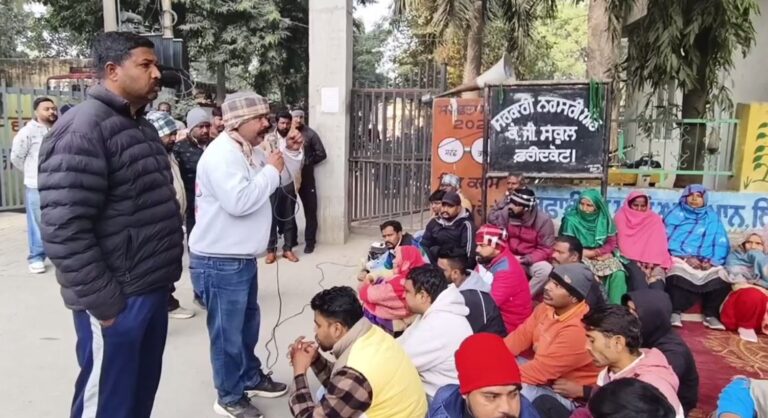 ਫਰੀਦਕੋਟ ’ਚ ਹੜਤਾਲ ਤੇ ਗਏ ਸਫਾਈ ਸੇਵਕ/ ਤਨਖਾਹ ਸਮੇਂ ਸਿਰ ਨਾ ਦੇਣ ਦਾ ਪ੍ਰਗਟਾਇਆ ਰੋਸ/ ਕੌਂਸਲ ਦਫ਼ਤਰ ਦੇ ਬਾਹਰ ਲਾਇਆ ਧਰਨਾ