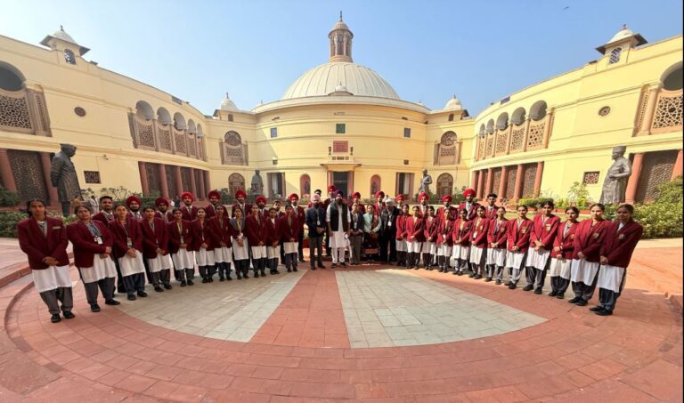 ਚਮਕੌਰ ਸਾਹਿਬ ਦੇ ਸਕੂਲੀ ਬੱਚਿਆਂ ਦਾ ਪਾਰਲੀਮੈਂਟ ਦੌਰਾ; ਸਾਂਸਦ ਮਾਲਵਿੰਦਰ ਕੰਗ ਵੱਲੋਂ ਕਰਵਾਇਆ ਟੂਰ; ਬੱਚਿਆਂ ਨੇ ਵੇਖੀ ਵਿੰਟਰ ਸੈਂਸ਼ਨ ਦੀ ਕਾਰਵਾਈ