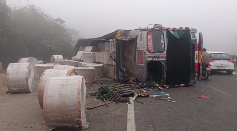 ਗੁਰਦਾਸਪੁਰ ’ਚ ਧੁੰਦ ਦੇ ਚਲਦਿਆਂ ਭਿਆਨਕ ਹਾਦਸਾ/ ਬੇਕਾਬੂ ਹੋ ਕੇ ਪਲਟਿਆ ਟਰੱਕ, ਜਾਨੀ ਨੁਕਸਾਨ ਤੋਂ ਬਚਾਅ