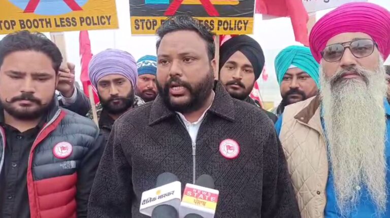 ਲੁਧਿਆਣਾ ’ਚ ਟੌਲ ਪਲਾਜਾ ਮੁਲਾਜਮਾਂ ਦਾ ਪ੍ਰਦਰਸ਼ਨ/ ਟੋਲ ਪਲਾਜਿਆਂ ਨੂੰ ਸੈਟੇਲਾਈਟ ਨਾਲ ਜੋੜਣ ਦਾ ਵਿਰੋਧ