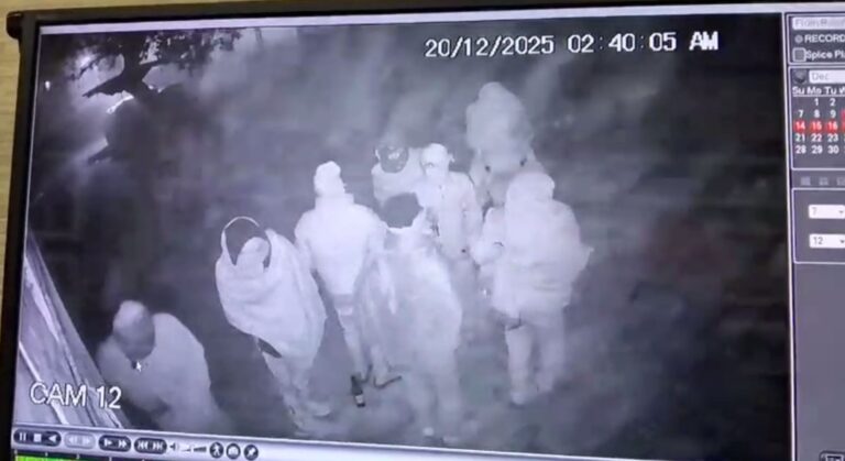 ਸਮਰਾਲਾ ’ਚ ਫਿਲਮੀ ਸਟਾਈਲ ਨਾਲ ਚੋਰੀ ਦੀ ਕੋਸ਼ਿਸ਼/ 10-12 ਲੁਟੇਰਿਆਂ ਦਾ ਸੁਨਿਆਰੇ ਦੀ ਦੁਕਾਨ ’ਤੇ ਧਾਵਾ/ ਚੌਕੀਦਾਰ ਦੀ ਮੁਸ਼ਤੈਦੀ ਨਾਲ ਟਲੀ ਲੁੱਟ, ਤਸਵੀਰਾਂ ਵਾਇਰਲ