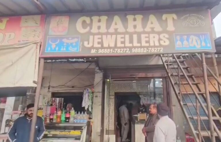 ਗੁਰਦਾਸਪੁਰ ’ਚ ਲੁਟੇਰਿਆਂ ਦਾ ਸੁਨਿਆਰੇ ਦੀ ਦੁਕਾਨ ’ਤੇ ਧਾਵਾਂ/ ਚੌਕੀਦਾਰ ਨੂੰ ਬੰਦੀ ਬਣਾ ਕੇ ਗਹਿਣੇ ਤੇ ਨਕਦੀ ਲੈ ਕੇ ਫਰਾਰ