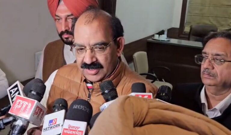 ਅਸ਼ਵਨੀ ਸ਼ਰਮਾ ਦਾ ਹਰਸਿਮਰਤ ਬਾਦਲ ’ਤੇ ਪਲਟਵਾਰ; ਗਠਜੋੜ ਨੂੰ ਲੈ ਕੇ ਕੀਤੀ ਭਵਿੱਖਬਾਣੀ ’ਤੇ ਚੁੱਕੇ ਸਵਾਲ