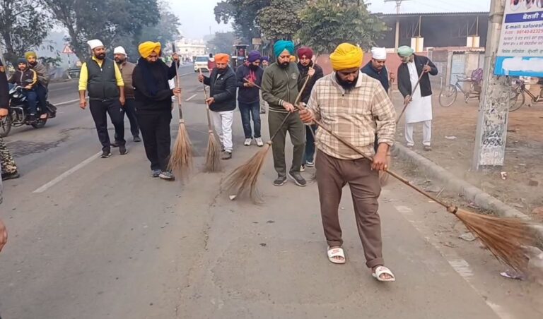ਫਤਹਿਗੜ੍ਹ ਸਾਹਿਬ ਵਿਖੇ ਵਿਧਾਇਕ ਦੀ ਅਗਵਾਈ ’ਚ ਸਫਾਈ ਮੁਹਿੰਮ/ ਸ਼ਹੀਦੀ ਸਭਾ ਦੇ ਮੱਦੇਨਜ਼ਰ ਕੀਤੀ ਜਾ ਰਹੀ ਸਫਾਈ