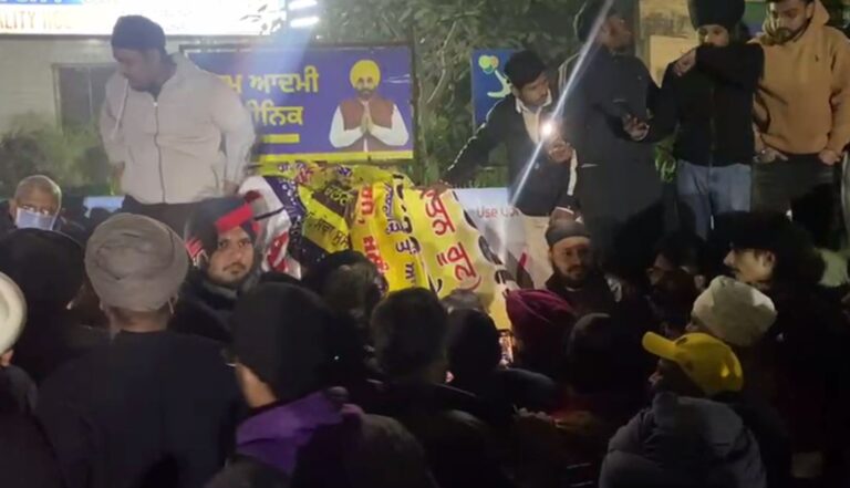 ਜਲੰਧਰ ’ਚ ਸ਼ਰਾਰਤੀਆਂ ਨੇ ਪਾੜੇ ਪ੍ਰਕਾਸ਼ ਪੁਰਬ ਦੇ ਬੋਰਡ/ 2 ਜਨਵਰੀ ਨੂੰ ਕੱਢਿਆ ਜਾਣਾ ਐ ਵਿਸ਼ਾਲ ਨਗਰ ਕੀਰਤਨ ਸੰਗਤ ਅੰਦਰ ਬੋਰਡ ਪਾੜੇ ਜਾਣ ਨੂੰ ਲੈ ਕੇ ਭਾਰੀ ਰੋਸ