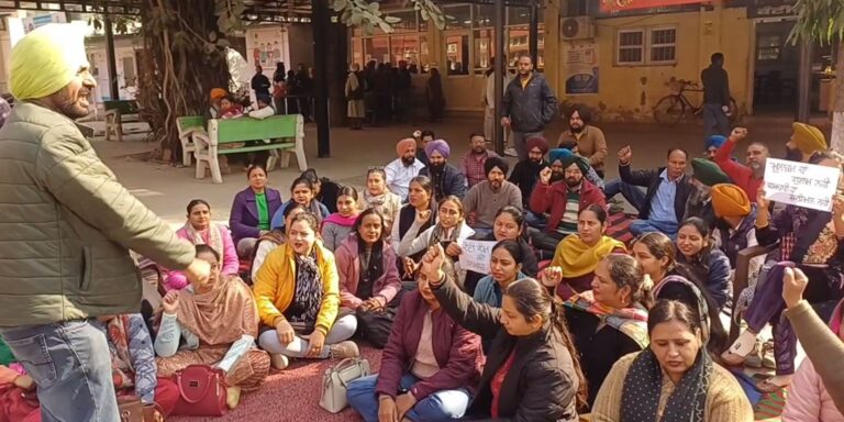 ਫਤਹਿਗੜ੍ਹ ਸਾਹਿਬ ਵਿਖੇ ਹੈਲਥ ਕਾਮਿਆਂ ਦਾ ਧਰਨਾ; ਡੀਸੀ ਦਫਤਰ ਅੱਗੇ ਅਰਥੀ ਫੂਕ ਮੁਜਾਹਰਾ