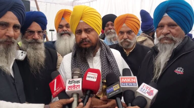 ਫਤਹਿਗੜ੍ਹ ਸਾਹਿਬ ਵਿਖੇ ਅਕਾਲੀ ਦਲ ਪੁਰਨ ਸੁਰਜੀਤ ਤੇ ਵਾਰਸ ਪੰਜਾਬ ਵੱਲੋਂ ਦਸਤਾਰਾਂ ਦਾ ਲੰਗਰ/ ਗਿਆਨੀ ਹਰਪ੍ਰੀਤ ਸਿੰਘ ਦੀ ਨੌਜਵਾਨਾਂ ਨੂੰ ਸੇਧ ਲੈਣ ਦੀ ਅਪੀਲ