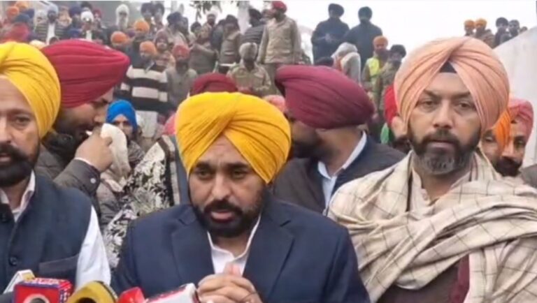 ਫਤਹਿਗੜ੍ਹ ਸਾਹਿਬ ਵਿਖੇ ਨਤਮਸਤਕ ਹੋਏ ਸੀਐਮ ਮਾਨ/ ਸ਼ਹੀਦਾਂ ਦੀ ਲਾਸਾਨੀ ਸ਼ਹਾਦਤ ਨੂੰ ਕੀਤਾ ਨਮਨ