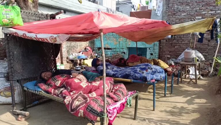 ਮੋਗਾ ਵਾਸੀ ਪਰਿਵਾਰ ਖੁੱਲ੍ਹੇ ’ਚ ਰਹਿਣ ਲਈ ਮਜ਼ਬੂਰ/ ਬਰਸਾਤਾਂ ਕਾਰਨ ਢਹਿ ਗਈ ਸੀ ਘਰ ਦੀ ਛੱਤ/ ਸਰਕਾਰ ਤੇ ਸਮਾਜ ਸੇਵੀਆਂ ਅੱਗੇ ਮਦਦ ਲਈ ਗੁਹਾਰ