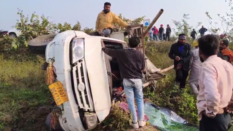 ਗੁਰਦਾਸਪੁਰ ’ਚ ਗੱਡੀ ਸਵਾਰਾਂ ਨੂੰ ਲੁੱਟਣ ਦੀ ਕੋਸ਼ਿਸ਼/ ਬਚਣ ਦੌਰਾਨ ਕੋਸ਼ਿਸ਼ ਦੌਰਾਨ ਪਲਟੀ ਗੱਡੀ/ ਜਾਨੀ ਹਾਨੀ ਤੋਂ ਬਚਾਅ, ਗੱਡੀ ਦਾ ਭਾਰੀ ਨੁਕਸਾਨ