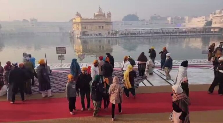 ਸ੍ਰੀ ਦਰਬਾਰ ਸਾਹਿਬ ਵਿਖੇ ਮਨਾਇਆ ਪ੍ਰਕਾਸ਼ ਪੁਰਬ/ ਗੁਰੂ ਘਰ ਨਤਮਸਤਕ ਹੋ ਰਹੀ ਵੱਡੀ ਗਿਣਤੀ ਸੰਗਤ/ ਹੈੱਡ ਗ੍ਰੰਥੀ ਗਿਆਨੀ ਰਘਬੀਰ ਸਿੰਘ ਨੇ ਦਿੱਤੀ ਵਧਾਈ