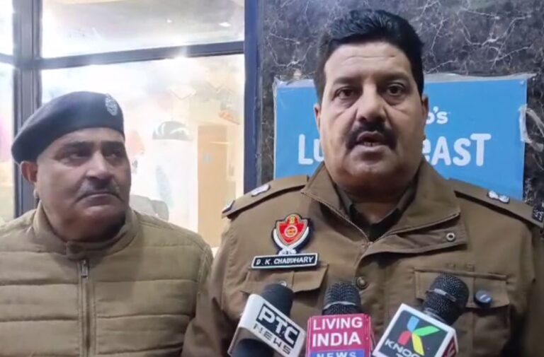 ਗੁਰਦਾਸਪੁਰ ’ਚ ਰੈਸਟੋਰੈਂਟ ਦੇ ਬਾਹਰ ਚੱਲੀ ਗੋਲੀ/ ਗੋਲੀਆਂ ਚਲਾ ਕੇ ਫਰਾਰ ਹੋਏ ਮੋਟਰ ਸਈਕਲ ਸਵਾਰ/ ਪੁਲਿਸ ਨੇ ਮੌਕੇ ’ਤੇ ਪਹੁੰਚ ਕੇ ਜਾਂਚ ਕੀਤੀ ਸ਼ੁਰੂ