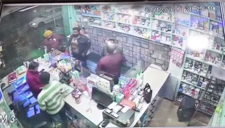 ਗੁਰਦਾਸਪੁਰ ’ਚ ਮੈਡੀਕਲ ਸਟੋਰ ਮਾਲਕ ਨਾਲ ਠੱਗੀ; ਬੀਪੀ ਚੈੱਕ ਕਰਵਾ ਕੇ 1500 ਦੀ ਦਵਾਈ ਲੈ ਕੇ ਫਰਾਰ; ਲੁੱਟ ਦੀ ਨੀਅਤ ਹੋਣ ਦਾ ਸ਼ੱਕ