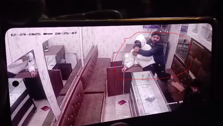 ਅੰਮ੍ਰਿਤਸਰ ’ਚ ਸੁਨਿਆਰੇ ਨੰ ਲੁੱਟਣ ਦੀ ਨਾਕਾਮ ਕੋਸ਼ਿਸ਼/ ਦੁਕਾਨਦਾਰ ਨੇ ਹਿੰਮਤ ਕਰ ਕੇ ਦੋਸ਼ੀ ਨੂੰ ਕੀਤਾ ਕਾਬੂ