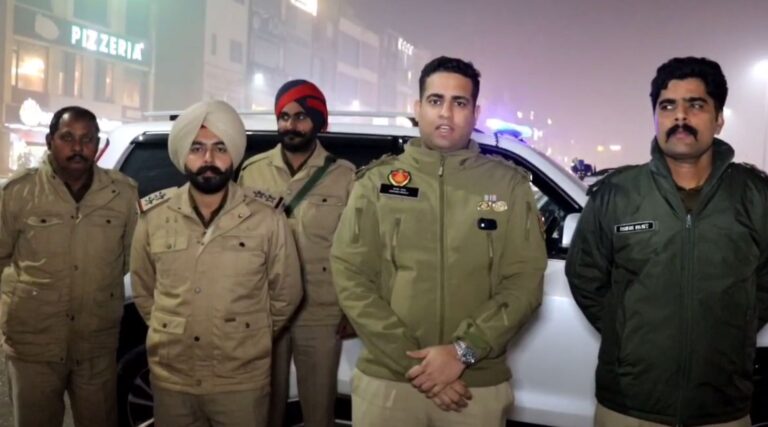 ਅੰਮ੍ਰਿਤਸਰ ਪੁਲਿਸ ਨੇ ਨਵੇਂ ਵਰ੍ਹੇ ਮੌਕੇ ਵਧਾਈ ਚੌਕਸੀ/ ਥਾਂ ਥਾਂ ਨਾਕੇਬੰਦੀ ਕਰ ਕੇ ਕੀਤੀ ਜਾ ਰਹੀ ਜਾਂਚ