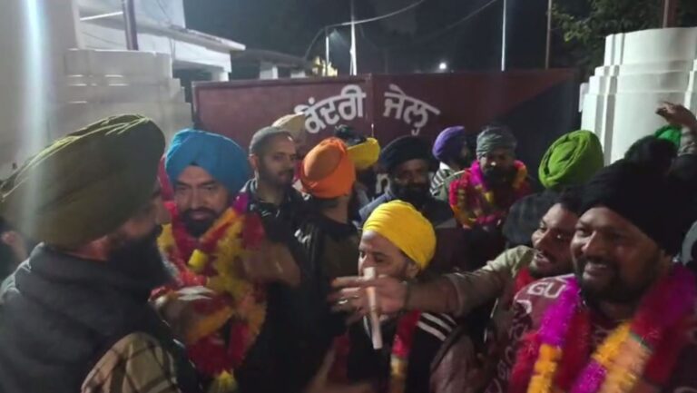 ਪਟਿਆਲਾ ਜੇਲ੍ਹ ਤੋਂ ਬਾਹਰ ਆਏ ਪੀਆਰਟੀਸੀ ਮੁਲਾਜ਼ਮ; ਸਰਕਾਰ ’ਤੇ ਜ਼ਬਰਦਸਤੀ ਜੇਲ੍ਹ ’ਚ ਸੁੱਟਣ ਦੇ ਇਲਜ਼ਾਮ; ਕਿਹਾ, ਸ਼ਾਂਤੀਪੂਵਰਕ ਹੱਕ ਮੰਗਦਿਆਂ ਨਾਲ ਕੀਤਾ ਐ ਧੱਕਾ