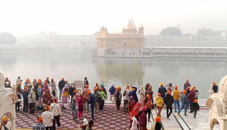 ਸ੍ਰੀ ਦਰਬਾਰ ਸਾਹਿਬ ਵਿਖੇ ਪਹੁੰਚੀ ਵੱਡੀ ਗਿਣਤੀ ਸੰਗਤ/  ਨਵੇਂ ਸਾਲ ਦੀ ਆਮਦ ਮੌਕੇ ਮੱਥਾ ਟੇਕ ਕੀਤੀ ਅਰਦਾਸ