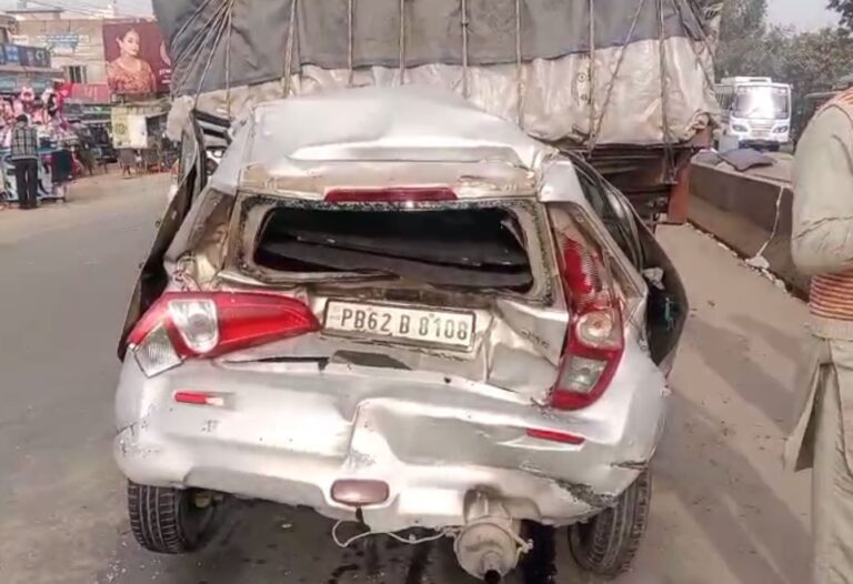 ਮਲੋਟ ’ਚ ਵਿਦਿਆਰਥੀਆਂ ਦੀ ਕਾਰ ਨੂੰ ਹਾਦਸਾ; ਦੋ ਟਰੱਕਾਂ ਵਿਚਾਲੇ ਫਸੀ ਵਿਦਿਆਰਥੀਆਂ ਦੀ ਕਾਰ; ਚਕਨਾਚੂਰ ਹੋਈ ਕਾਰ, ਜਾਨੀ ਨੁਕਸਾਨ ਤੋਂ ਬਚਾਅ