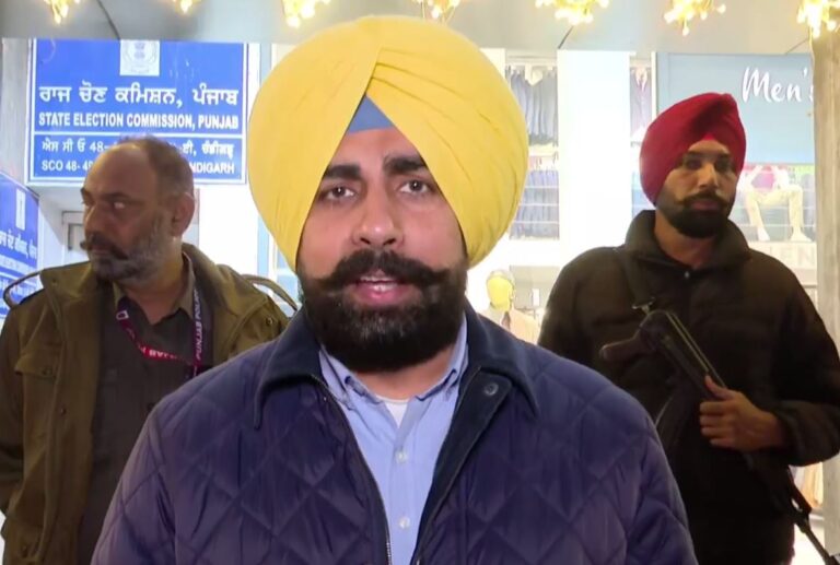 ਚੰਡੀਗੜ੍ਹ ’ਚ ਚੋਣ ਕਮਿਸ਼ਨ ਨੂੰ ਮਿਲਿਆ ਅਕਾਲੀ ਦਲ ਦਾ ਵਫਦ; ਸਰਕਾਰੀ ਧੱਕੇਸ਼ਾਹੀ ਦੀ ਸ਼ਿਕਾਇਤ; ਸਰਕਾਰ ਵੱਲ ਸਾਧੇ ਤਿੱਖੇ ਨਿਸ਼ਾਨੇ, ਸ਼ਰੇਆਮ ਧੱਕੇ ਦੇ ਇਲਜ਼ਾਮ