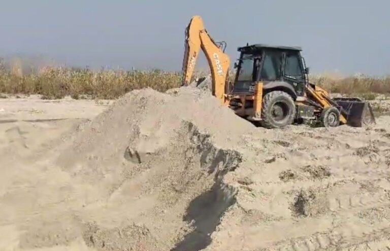 ਹੁਸ਼ਿਆਰਪੁਰ ’ਚ ਧੜੱਲੇ ਨਾਲ ਹੋ ਰਹੀ ਨਜਾਇਜ਼ ਮਾਇਨਿੰਗ; ਪੱਲਾਂ ਝਾੜਦੇ ਦਿਖੇ ਪੁਲਿਸ ਦੇ ਮਾਇਨਿੰਗ ਅਧਿਕਾਰੀ