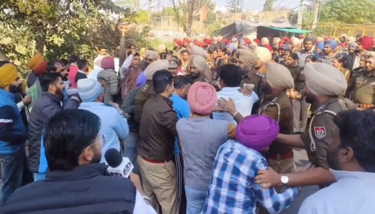 ਸੰਗਰੂਰ ’ਚ ਮੁੱਖ ਮੰਤਰੀ ਦੀ ਰਿਹਾਇਸ਼ ਮੂਹਰੇ ਪ੍ਰਦਰਸ਼ਨ; ਬੇਰੁਜ਼ਗਾਰ ਸਾਂਝੇ ਮੋਰਚੇ ਨੇ ਕੀਤੀ ਨਅਰੇਬਾਜ਼ੀ