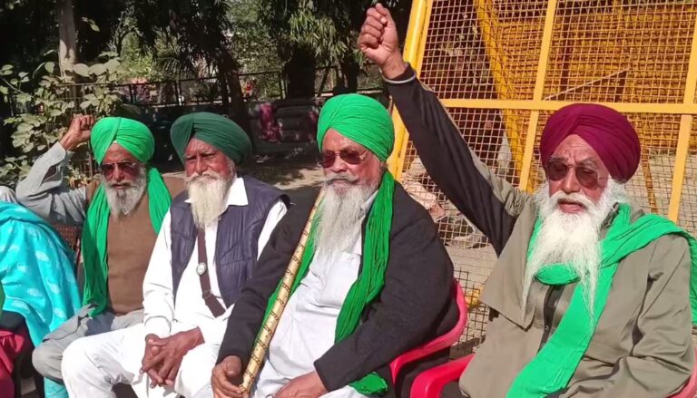 ਮਾਨਸਾ ਡੀਸੀ ਦਫ਼ਤਰ ਅੱਗੇ ਕਿਸਾਨਾਂ ਦਾ ਧਰਨਾ;  ਝੋਨੇ ਦੀ ਖਰੀਦ ਨੂੰ ਲੈ ਕੇ ਕੀਤੀ ਨਾਅਰੇਬਾਜ਼ੀ; ਬਾਹਰਲੇ ਝੋਨੇ ਨਾਲ ਸੈਲਰ ਭਰਨ ਦੇ ਇਲਜ਼ਾਮ