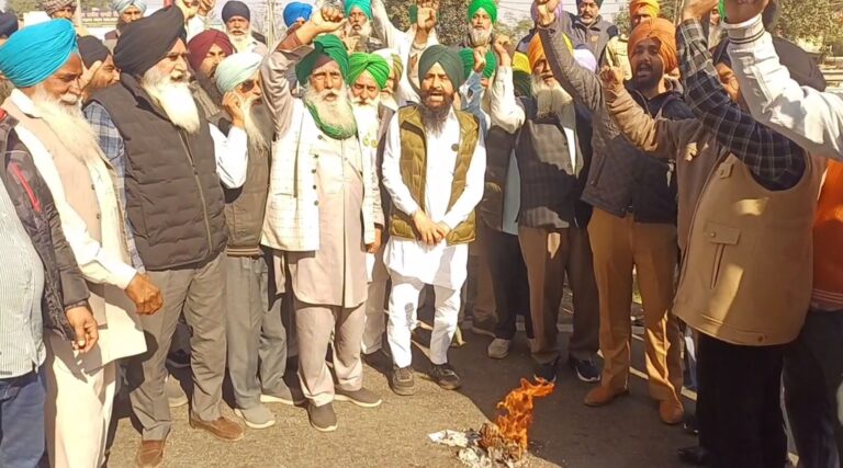 ਸਰਹਿੰਦ ਬਿਜਲੀ ਦਫਤਰ ਅੱਗੇ ਕਿਸਾਨਾਂ ਦਾ ਧਰਨਾ; ਬਿਜਲੀ ਸੋਧ ਬਿੱਲ ਖਿਲਾਫ਼ ਕੀਤੀ ਨਾਅਰੇਬਾਜ਼ੀ; ਕੇਂਦਰ ਤੋਂ ਬਿੱਲ ਵਾਪਸ ਲੈਣ ਦੀ ਕੀਤੀ ਮੰਗ