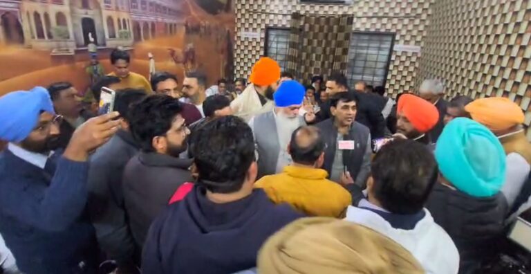 ਮਲੋਟ ’ਚ ਮਹਿਲਾ ਡਾਕਟਰ ’ਤੇ ਗੰਭੀਰ ਇਲਜ਼ਾਮ; ਅਣਗਹਿਲੀ ਦੇ ਚਲਦਿਆਂ ਬਾਝ ਹੋਈ ਮਹਿਲਾ; ਪਰਿਵਾਰ ਨੇ ਮੰਗਿਆ ਇਨਸਾਫ, ਡਾਕਟਰ ਨੇ ਦੋਸ਼ ਨਕਾਰੇ