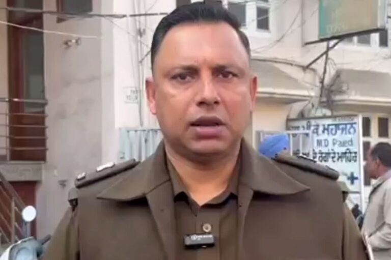 ਗੁਰਦਾਸਪੁਰ ਪੁਲਿਸ ਆਵਾਜਾਈ ਨਿਯਮ ਤੋੜਣ ਵਾਲਿਆਂ ’ਤੇ ਸਖਤ;  ਬੇਤਰਤੀਬ ਪਾਰਕਿੰਗ ਤੇ ਗ਼ਲਤ ਡਰਾਇੰਵਿੰਗ ਦੇ ਕੱਟੇ ਚੱਲਾਨ