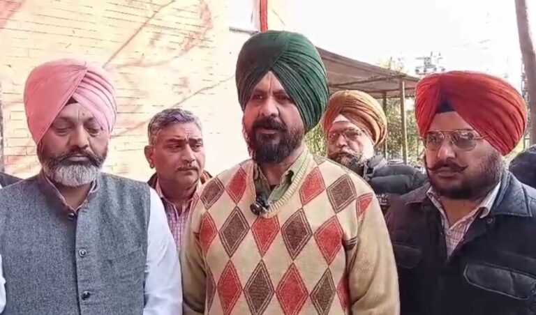 ਗੁਰਦਾਸਪੁਰ ’ਚ ਬਿਜਲੀ ਕਾਮਿਆਂ ਵੱਲੋਂ ਹੜਤਾਲ ਦੀ ਧਮਕੀ; ਬਿਜਲੀ ਮੁਲਾਜ਼ਮਾਂ ਖਿਲਾਫ਼ ਕੇਸ ਵਾਪਸ ਲੈਣ ਦੀ ਮੰਗ