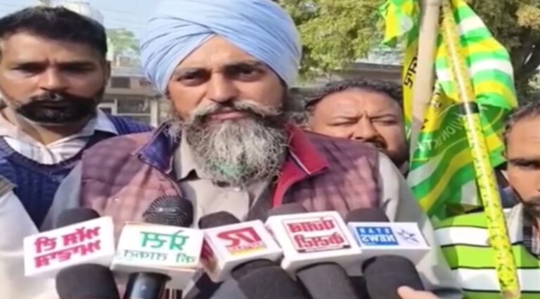 ਨਾਭਾ ’ਚ ਕਿਸਾਨਾਂ ਵੱਲੋਂ ਵਿਧਾਇਕ ਦੇਵ ਮਾਨ ਦਾ ਵਿਰੋਧ; ਪਿੰਡ ਕਕਰਾਲਾ ’ਚ ਚੋਣ ਪ੍ਰਚਾਰ ਲਈ ਆਏ ਸੀ ਵਿਧਾਇਕ; ਟਰਾਲੀ ਚੋਰੀ ਮਾਮਲੇ ਨੂੰ ਲੈ ਕੇ ਕੀਤੀ ਨਾਅਰੇਬਾਜ਼ੀ