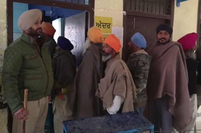 ਅੰਮ੍ਰਿਤਸਰ ਦਿਹਾਤੀ ਦੇ ਪਿੰਡਾਂ ’ਚ ਵੋਟਾਂ ਲਈ ਉਤਸ਼ਾਹ; ਲੋਕਾਂ ਨੇ ਲਾਈਨਾਂ ਵਿਚ ਲੱਗ ਕੇ ਪਾਈਆਂ ਵੋਟਾਂ; ਸਵੇਰ ਤੋਂ ਹੀ ਬੂਥਾਂ ’ਤੇ ਲੱਗੀਆਂ ਲਾਈਨਾਂ