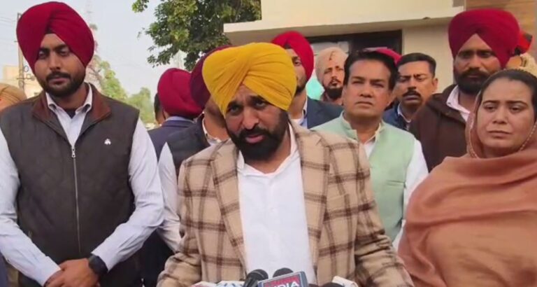 ਸੰਗਰੂਰ ਦੇ ਪਿੰਡ ਮੰਗਵਾਲ ਪਹੁੰਚੇ ਸੀਐਮ ਮਾਨ; ਪਤਨੀ ਸਮੇਤ ਵੋਟ ਦੇ ਅਧਿਕਾਰ ਦੀ ਵਰਤੋਂ